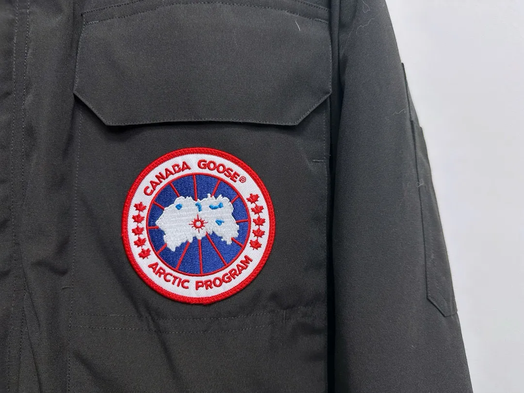 P780 top purchasing version black (wolf hair quality optional) 🇨🇦CANADA GOOES 24 new models 08/couple models Factory direct supply: supplying global purchasing agents, micro-businesses, entities, Tmall, high-end stalls and studio cooperation, free shipping! Canada Goose Expedition Parka 2008 is the same style for men and women. It is mid-length and the most timeless classic. All Arctic and Antarctic scientific expedition teams choose Canada Goose as their cold-proof equipment. It is the Rolls-Royce of down jackets. ➖ Industry-leading anti-counterfeiting chip sensing. ➖ Imported Behringer embroidery machines and customized embroidery labels, the highest level and industry leading. ➖ Imported Korean 21-count polyester-cotton blended original fabric, TC85 waterproof coated fabric, water-repellent, windproof and wear-resistant. ➖ The new national standard 80 white duck down is filled with an average of 520 grams of down. The amount of down filled is industry-leading. ➖ 100% nylon lining with double double-layer sealing design to prevent velvet running, and seamless thread design on the cuffs! ➖ Western Canadian Green Wolf Collar. ➖ Yoshida YKK provides original factory-customized electroplated sliders. YKK two-way lockable zippers are tight and smooth and do not peel off paint. ➖ 3M composite Velcro is durable and the accessories and hardware are all custom-made. Note: Our copywriting is only simple and clear. Instead of bragging about the copywriting, it is better to compare and understand with samples. Only for the purest goose, the most dedicated, the most professional, the highest quality, the highest cost performance!  Size:XS-XXL